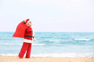Büyük kırmızı çanta dolusu hediye Beach ile otantik Noel Baba