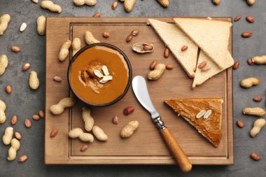 Lezzetli fıstık ezmesi, tost ve fındık tablo ile ahşap tahta