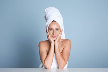 Sonra banyo ışık arka plan üzerinde güzel genç kadın