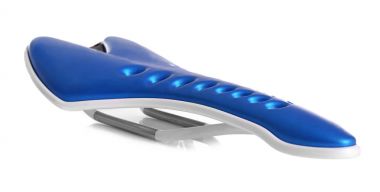 beyaz zemin üzerinde bisiklet koltuğu