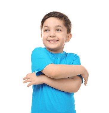 Beyaz arka planda sevimli küçük bir çocuk.