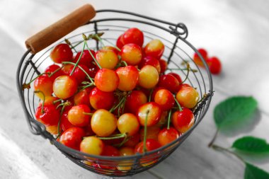 Tablo Tarih temiz Olgun Kiraz ile metal sepet