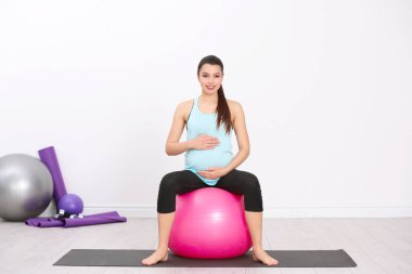 Spor salonunda eğitim genç hamile kadın. Sağlık kavramı