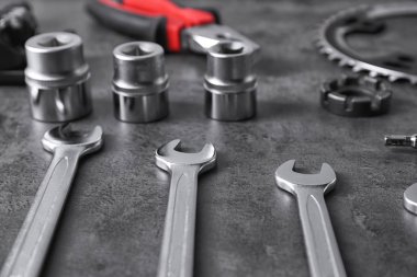 Bisiklet parçaları ve gri arka plan üzerinde malzemeleri