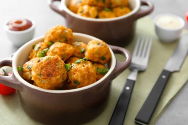 Masada lezzetli hindi köfte ile seramik tabak