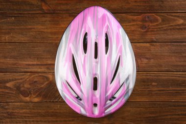 Ahşap arka plan üzerinde bisiklet kask