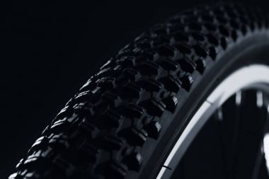 Siyah zemin üzerinde bisiklet tekerleği