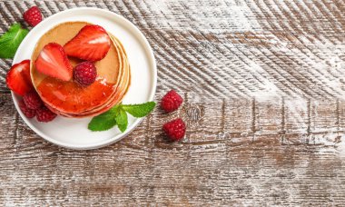 Ahşap arka plan üzerinde lezzetli gözleme ile plaka