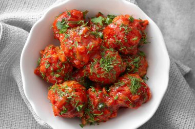 Lezzetli hindi köfte ve domates sosu tablo ile kase