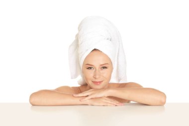 Beyaz arka planda banyo yaptıktan sonra güzel genç bir kadın.