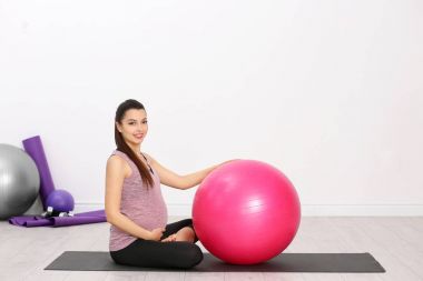 Spor salonunda eğitim genç hamile kadın. Sağlık kavramı