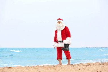 Otantik Noel Baba Sahilde yürüyüş