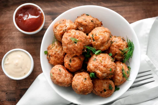 Kom met heerlijke Turkije meatballs op houten achtergrond — Stockfoto