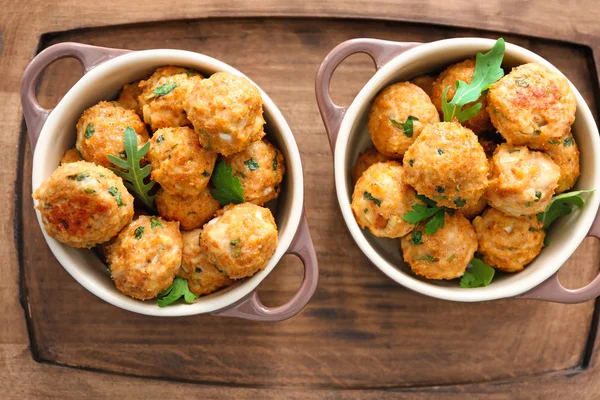 Hidangan keramik dengan bakso kalkun lezat di atas baki kayu — Stok Foto