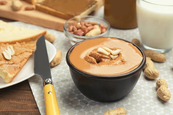 Kase lezzetli fıstık ezmesi ve kadeh tabloda plakalı