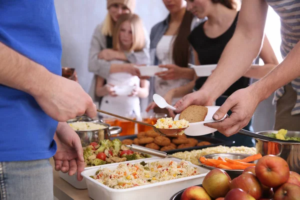 Volunteer sharing food with poor people. Poverty concept — Stock Photo, Image