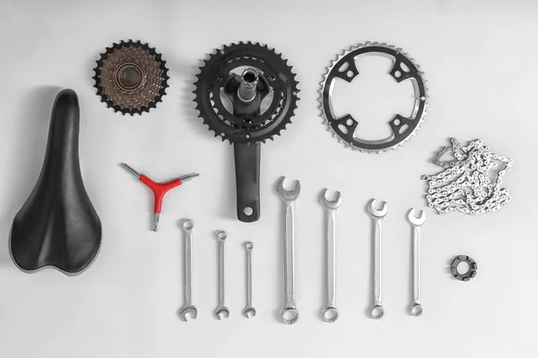 Delen van rijwielen en reparatie tools op witte achtergrond — Stockfoto