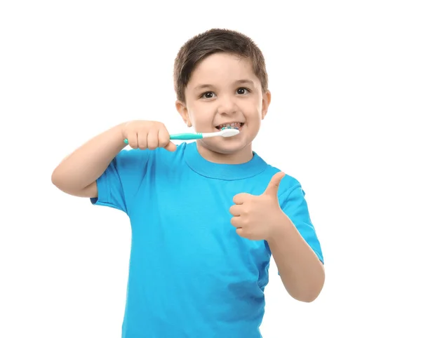 白い背景の上の歯のクリーニングかわいい男の子 — ストック写真