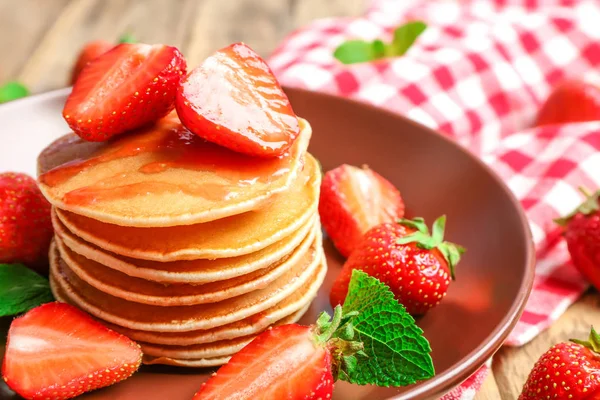 Prato com deliciosas panquecas na mesa — Fotografia de Stock