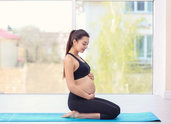 Unga gravid kvinna träning i gym. Hälsokoncept — Stockfoto