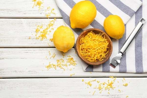 Composición con limones, ralladura y herramienta especial sobre la mesa —  Fotos de Stock
