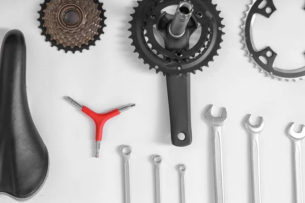 Fahrradteile und Reparaturwerkzeuge auf weißem Hintergrund — Stockfoto