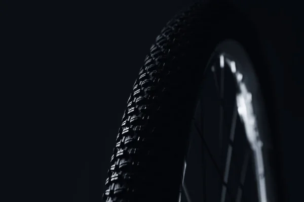 Siyah zemin üzerinde bisiklet tekerleği — Stok fotoğraf