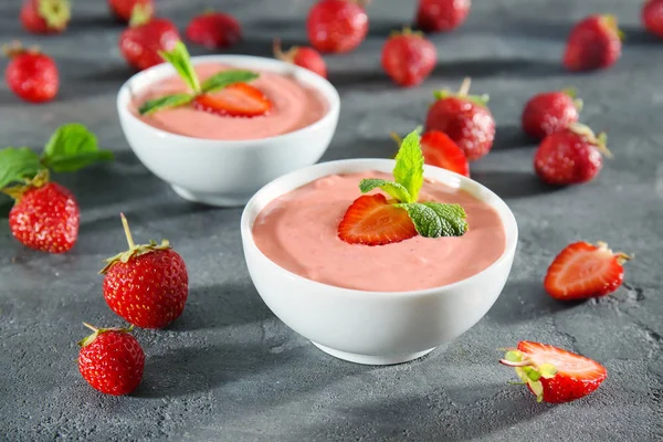 Koyu arka plan üzerinde kase çilek ile lezzetli ev yapımı yoğurt