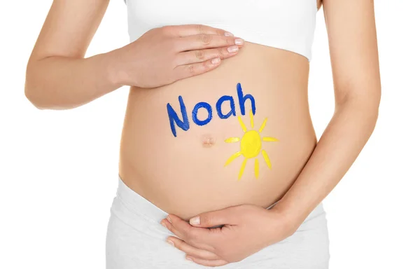 젊은 임신 여자 이름이 그녀의 배, 근접 촬영에 노아. 아기 이름 선택의 개념 — 스톡 사진