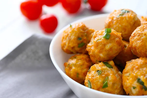 Cuenco con deliciosas albóndigas de pavo en la mesa, primer plano —  Fotos de Stock