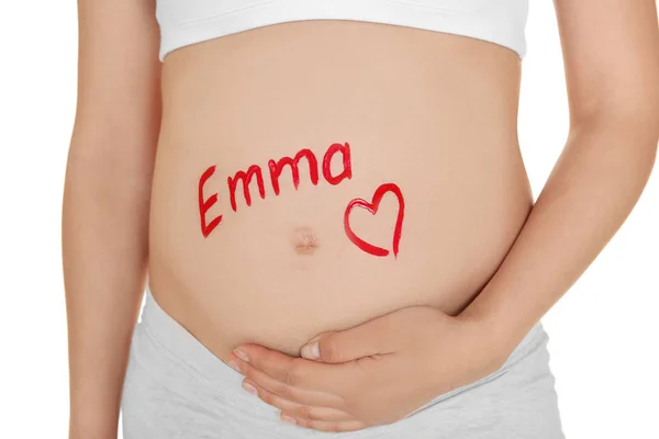 Unga gravid kvinna med namnet Emma skrivit på hennes mage, närbild. Begreppet att välja baby namn — Stockfoto