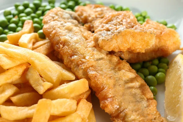Tasty fried fish and chips on plate, closeup — Stock Photo, Image