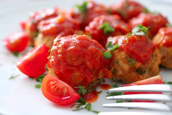 Placa con deliciosas albóndigas de pavo y salsa de tomate, primer plano — Foto de Stock
