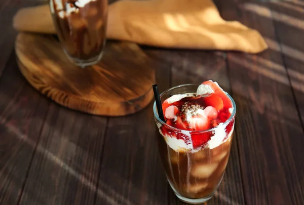 Десерт с холодным кофе в стекле — стоковое фото