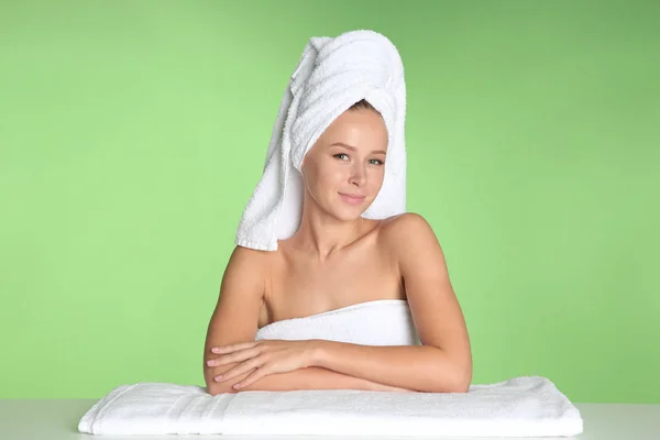 Hermosa mujer joven después del baño en el fondo de color —  Fotos de Stock