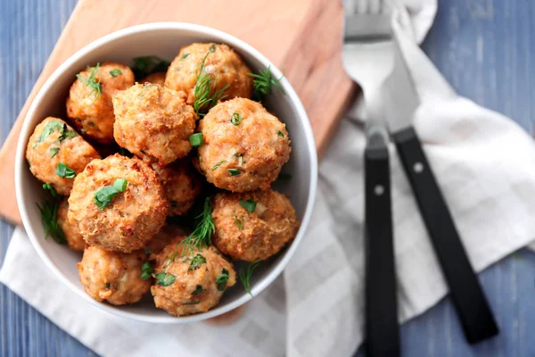 Cuenco con deliciosas albóndigas de pavo en la mesa —  Fotos de Stock