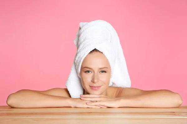 Красива молода жінка після ванни на кольоровому фоні — стокове фото