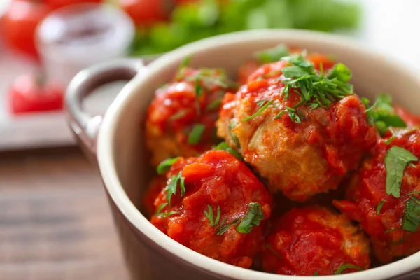 Vista de cerca del plato de cerámica con deliciosas albóndigas de pavo — Foto de Stock