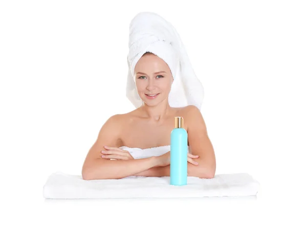 Krásná mladá žena po koupeli s tělový krém na bílém pozadí — Stock fotografie