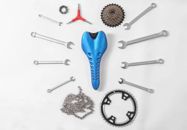 Piezas de bicicleta y herramientas de reparación sobre fondo blanco —  Fotos de Stock
