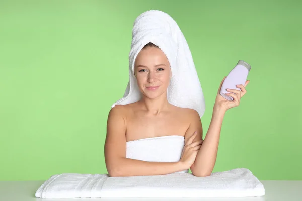 Hermosa mujer joven después del baño con crema corporal sobre fondo de color — Foto de Stock