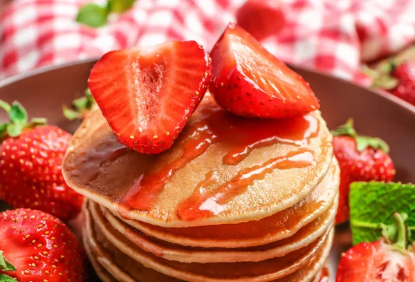 Lezzetli kek çilek plaka, yakın çekim