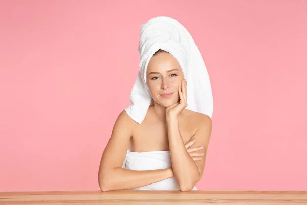 Hermosa mujer joven después del baño en el fondo de color — Foto de Stock