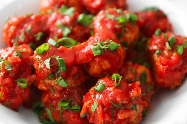 Placa con deliciosas albóndigas de pavo y salsa de tomate, primer plano — Foto de Stock