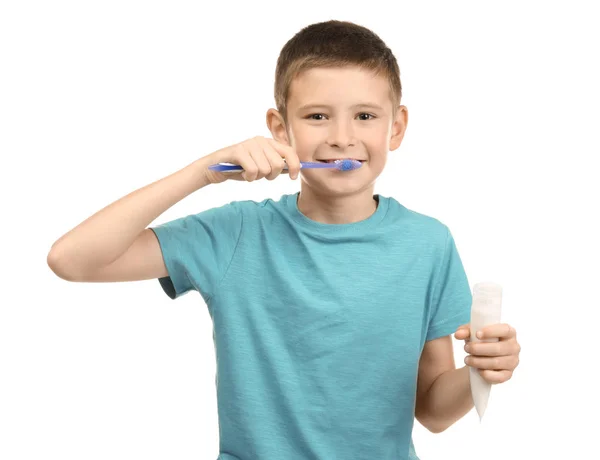Bonito menino limpando os dentes no fundo branco — Fotografia de Stock