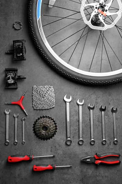 Pièces de vélo et outils de réparation sur fond gris — Photo