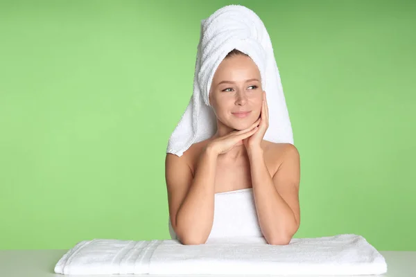 Hermosa mujer joven después del baño en el fondo de color — Foto de Stock