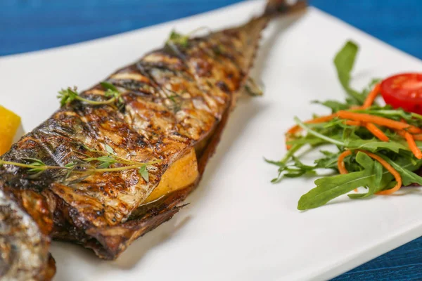 Izgara balık sebze ile beyaz plaka üzerinde