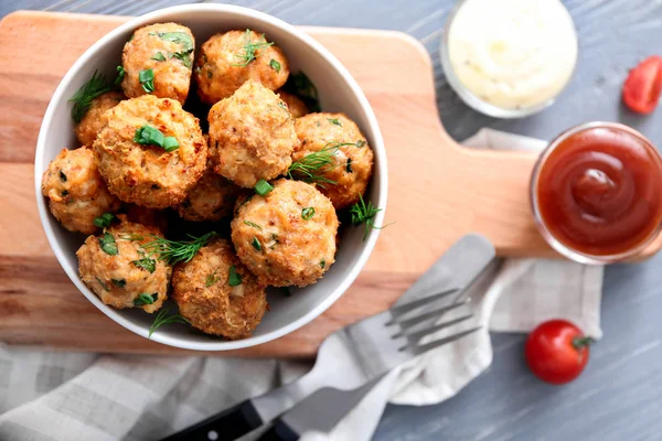 Cuenco con deliciosas albóndigas de pavo en la mesa —  Fotos de Stock