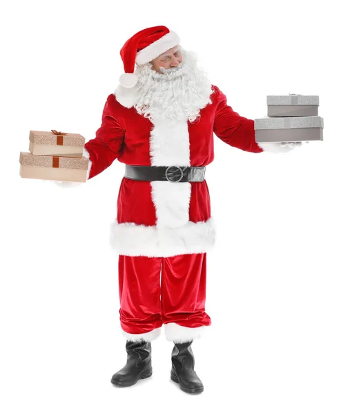 Glücklich authentische Weihnachtsmann hält einen Stapel von Geschenkboxen auf weißem Hintergrund — Stockfoto